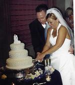 Cutting a cake that big is definately a two person job!  (however, eating the cake is a job made for cousin Cherie)