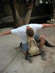 There must be a better way to earn tips than sticking your head in a reptile´s mouth.
