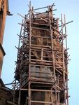 I´m not so sure this scaffolding passed inspection.