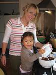 Noa helps Marjo bake the brownies.